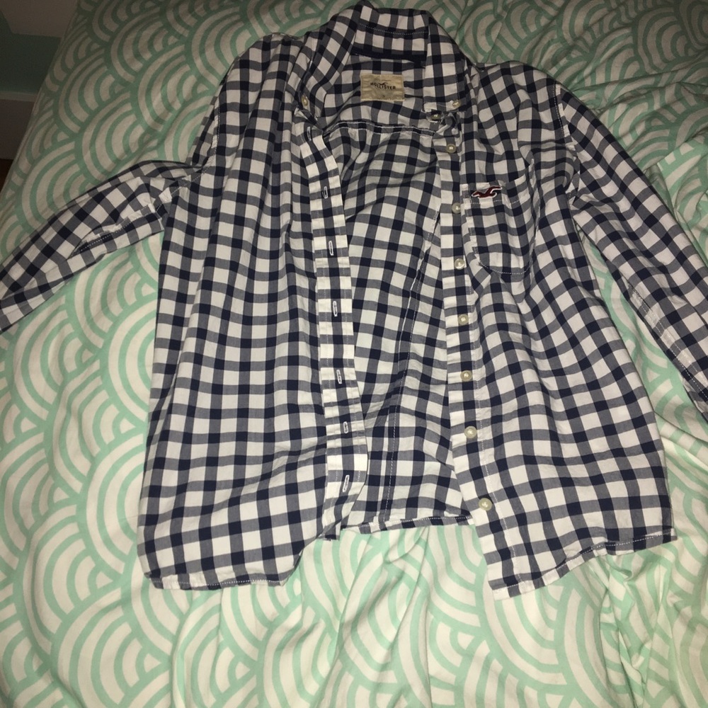 hollister navy plaid buttom down flannel